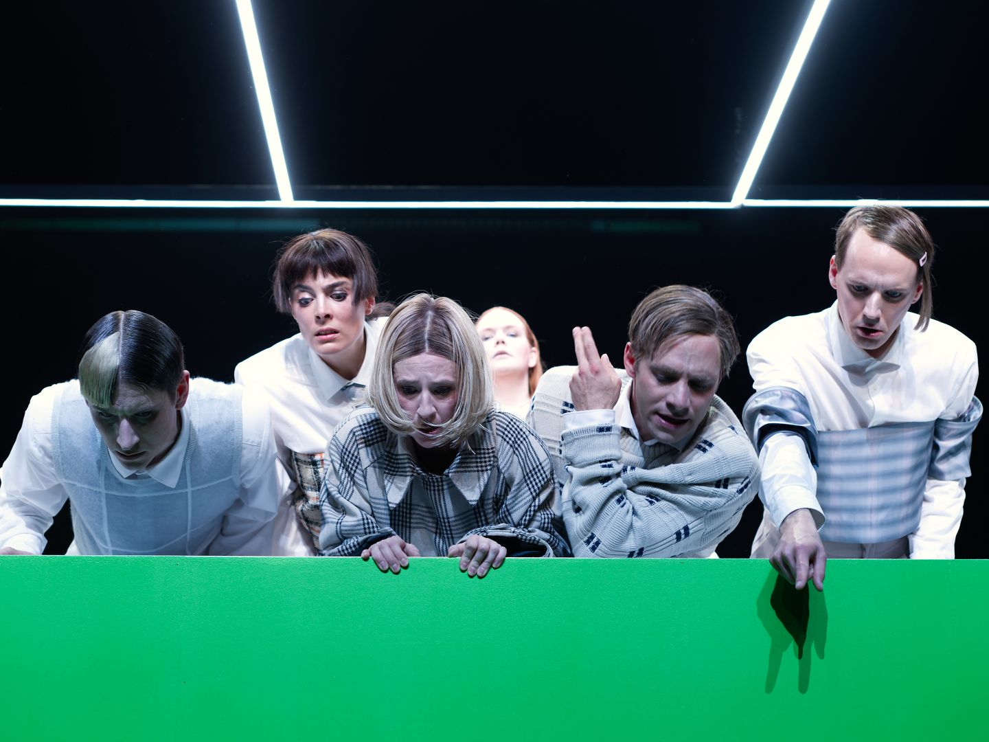 Das Ensemble blickt verängstigt in die Tiefe.