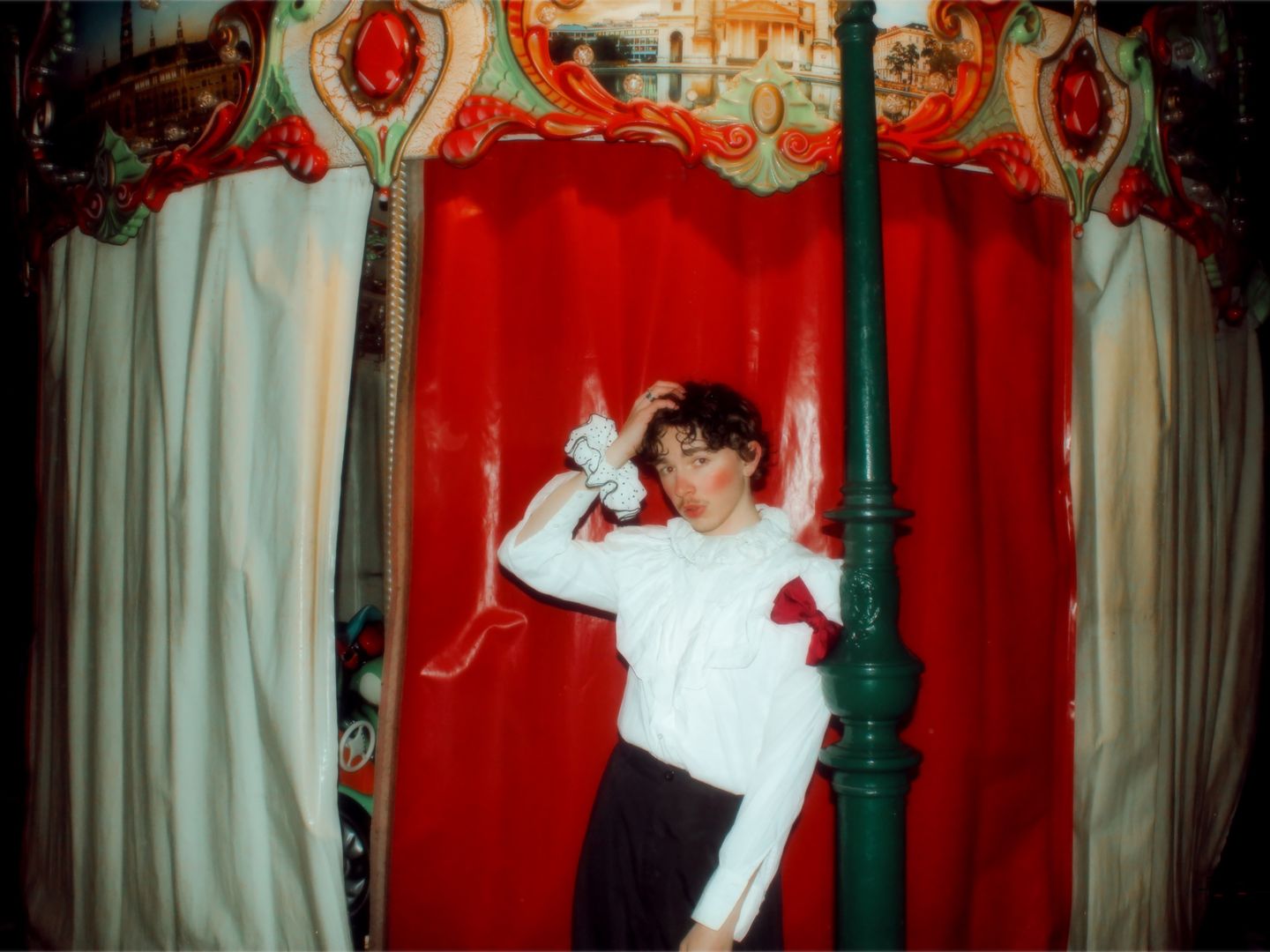 Oskar Haag vor einem Karusel