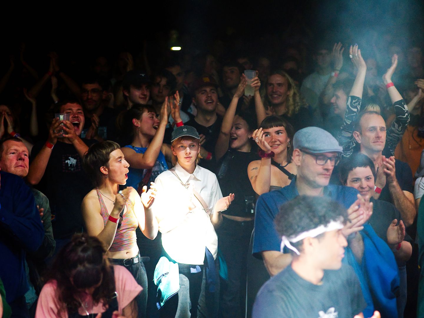 Eine Menschenmenge klatscht und feiert