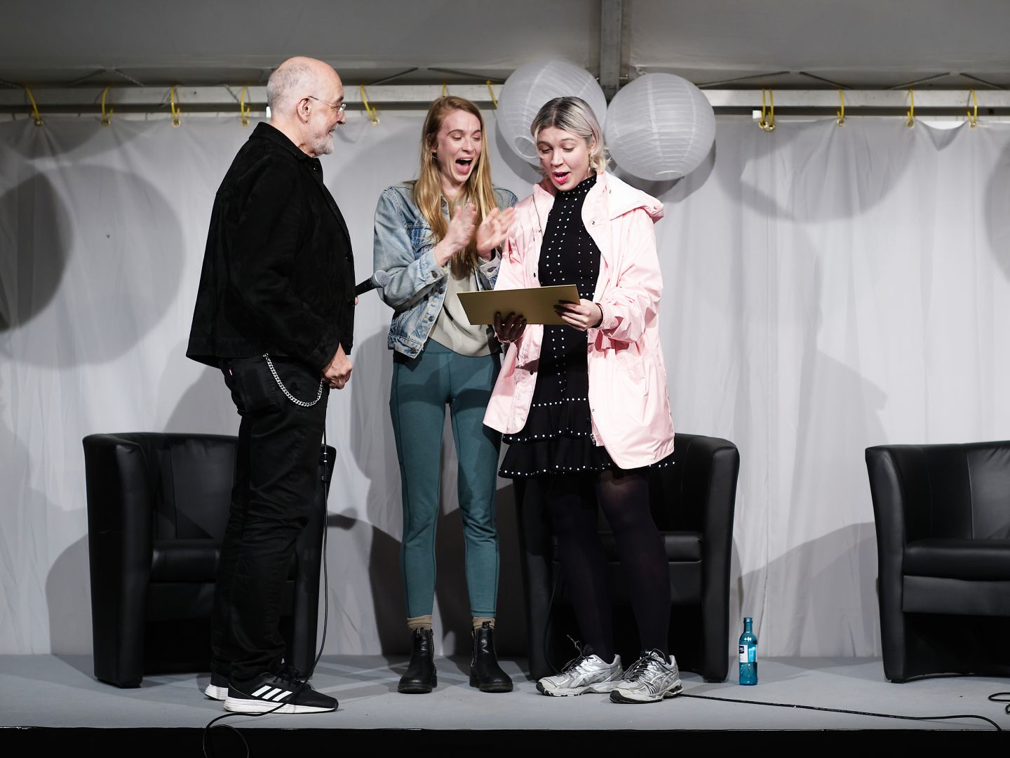Vorstand des Freundeskreises Markus Weinkopf mit den Gewinnerinnen 2025 Lulu Obermayer und Rachel Troy