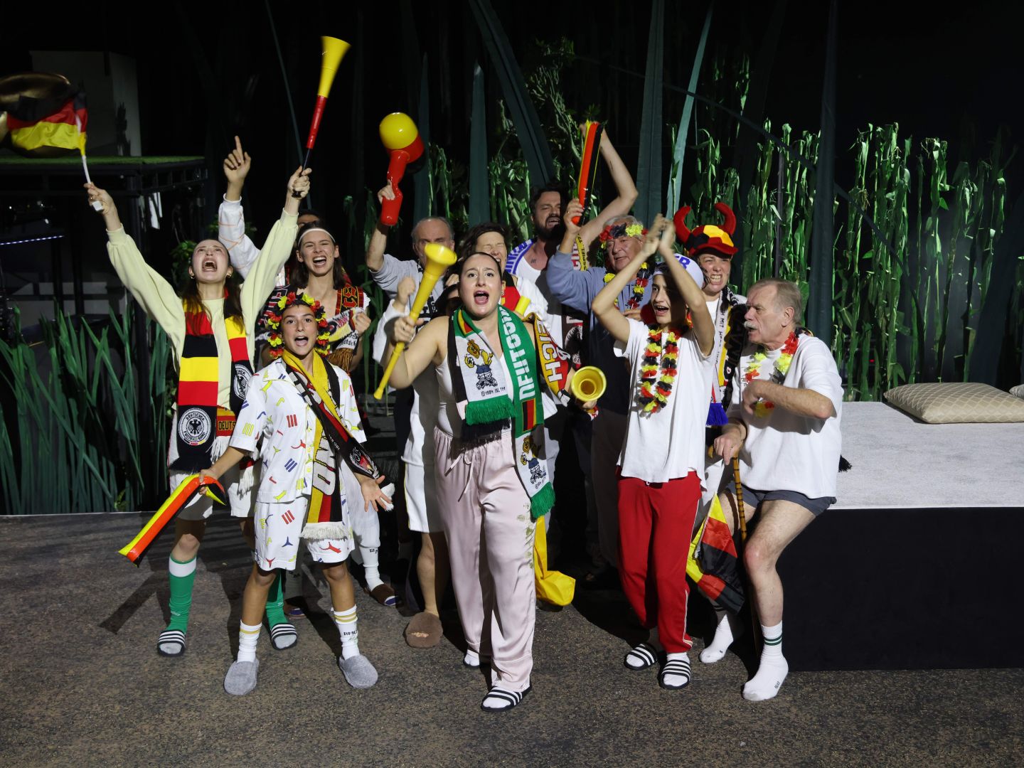 Das Ensemble in Deutschland-Fußball-Kluft jubelt.