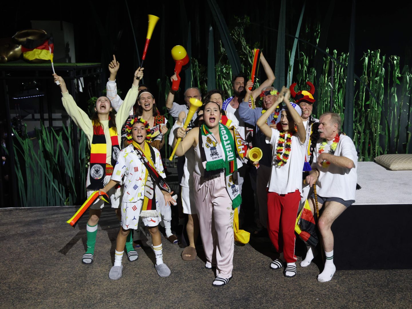 Das Ensemble in Deutschland-Fußball-Kluft jubelt.