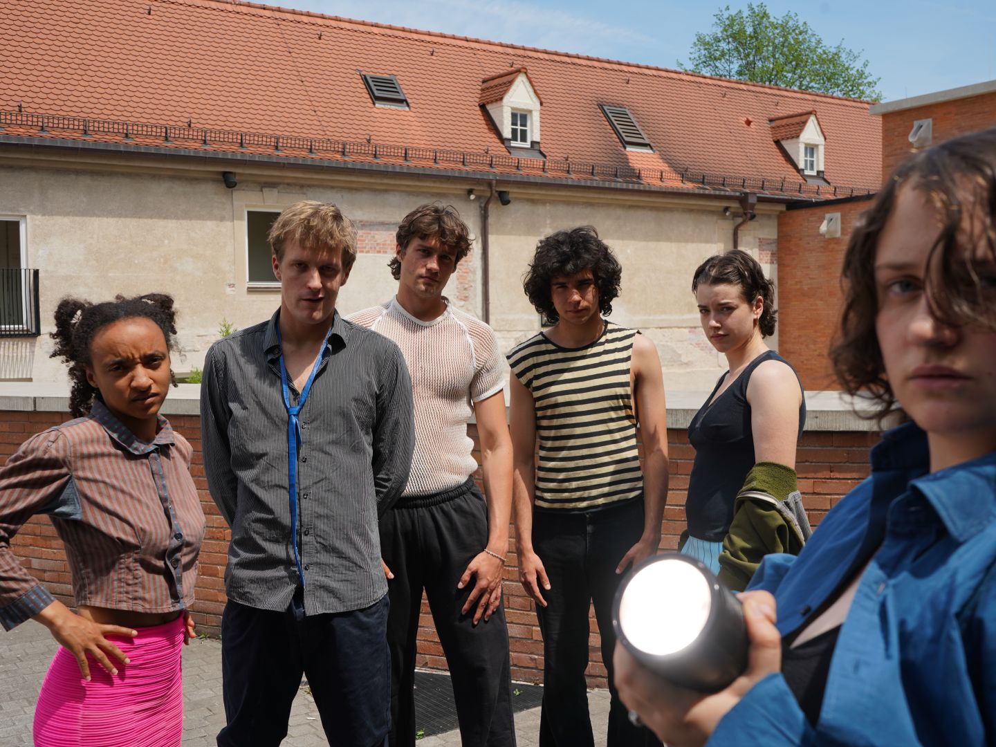 Das Ensemble von ITALIENISCHE NACHT auf der Terrasse des Münchner Volkstheaters.