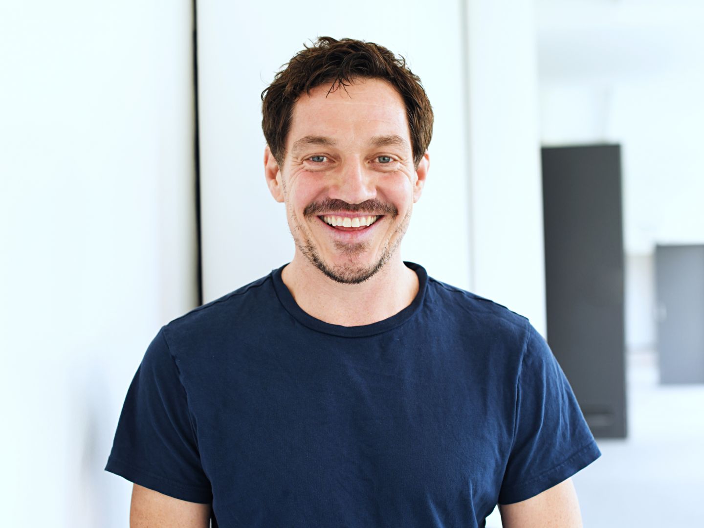 Ein Porträtfoto von Markus Brandl vor weißem Hintergrund