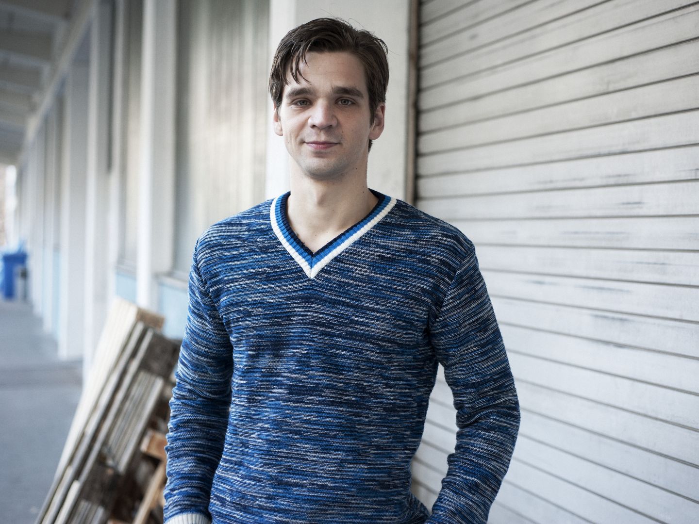Das Foto zeigt ein Porträt von Johannes Meier vor einer Garage.
