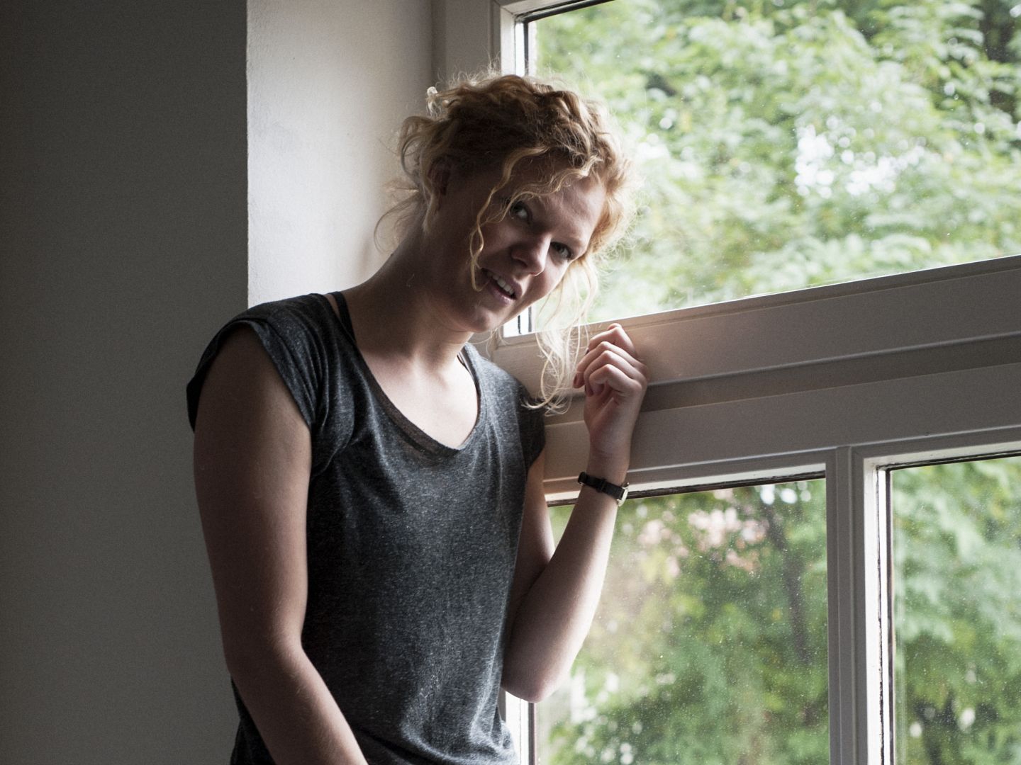 Ein Porträtfoto von Magdalena Wiedenhofer am Fenster