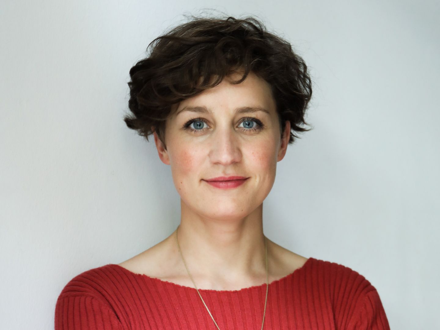 Das Foto zeigt ein Portrait von Mirjam Loibl