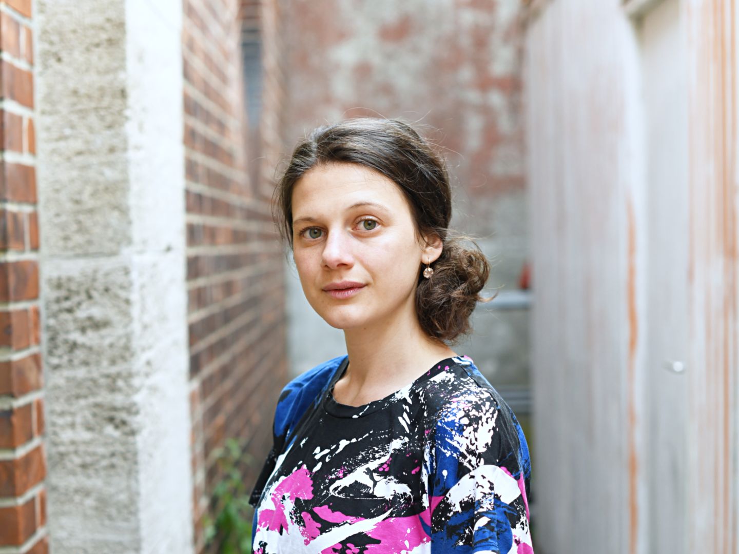 Das Foto zeigt ein Portrait von Nina Steils stehend  
