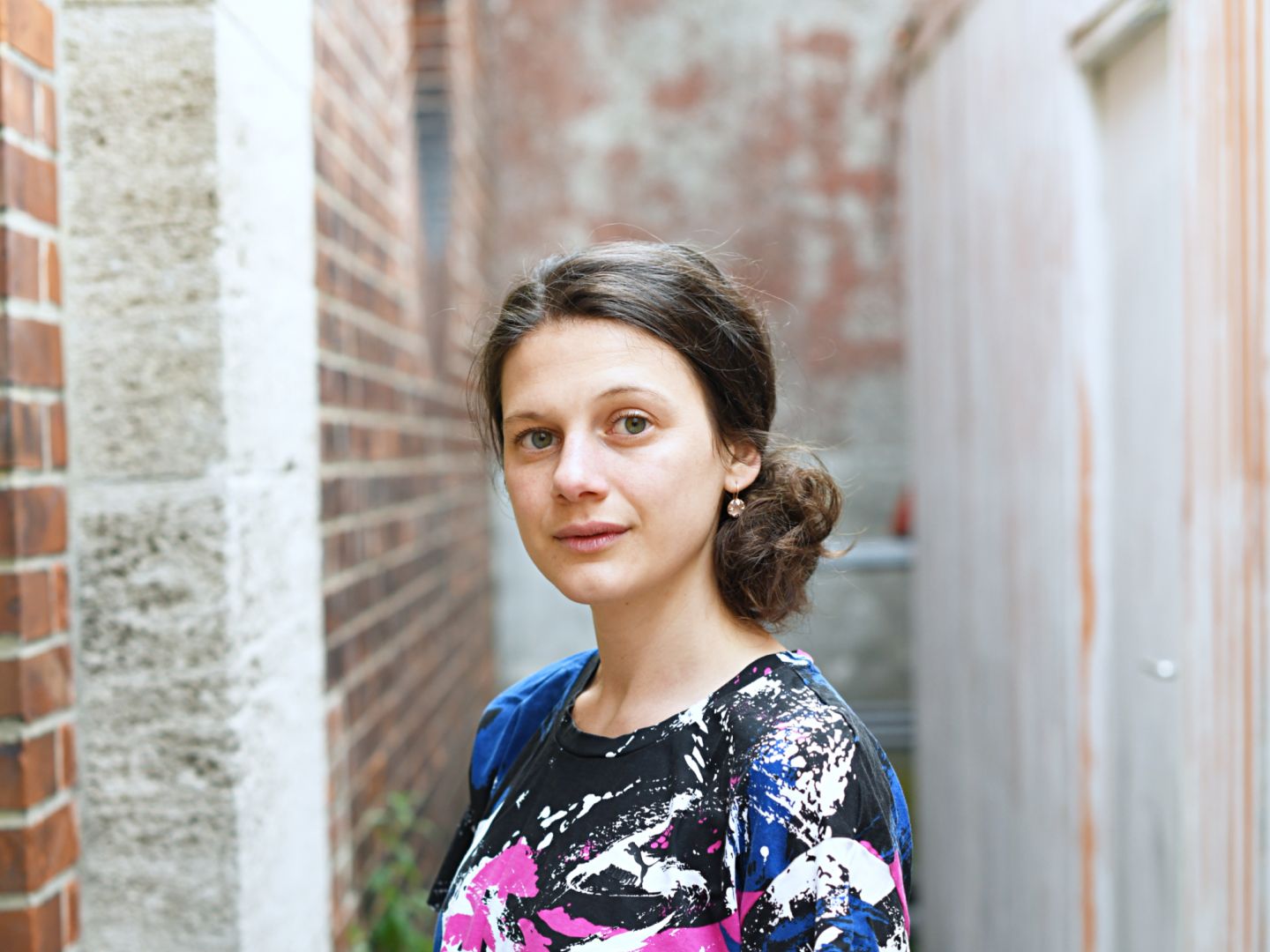 Das Foto zeigt ein Portrait von Nina Steils stehend  