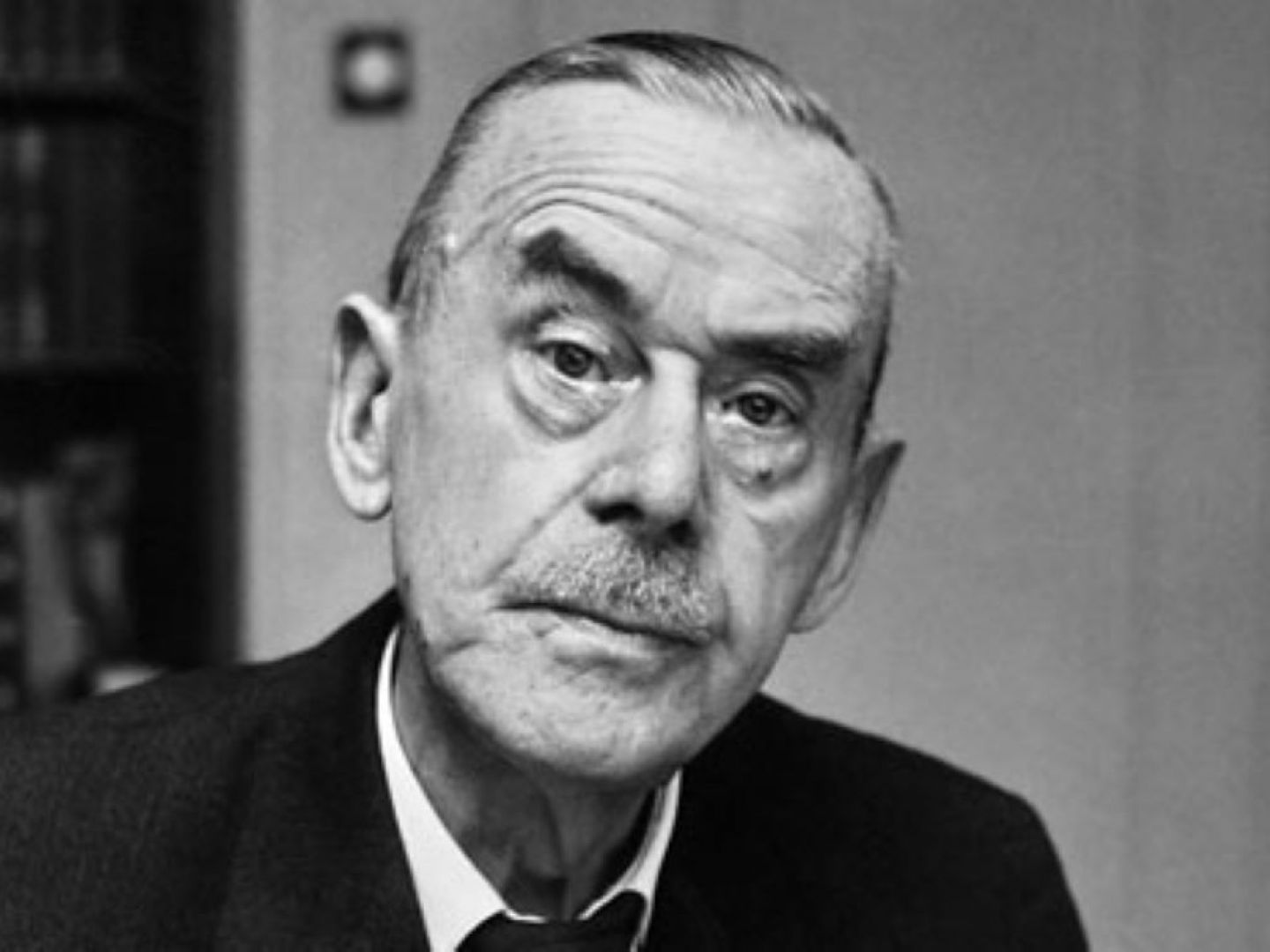 Ein Schwarz-Weiß-Foto von Thomas Mann