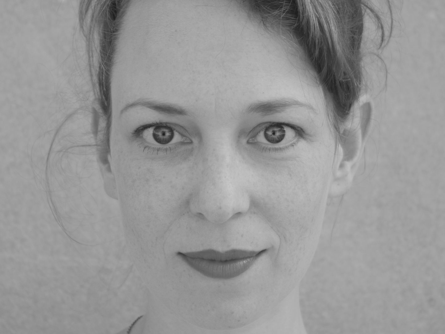 Ein Portrait von Anna van Leen in schwarz-weiß