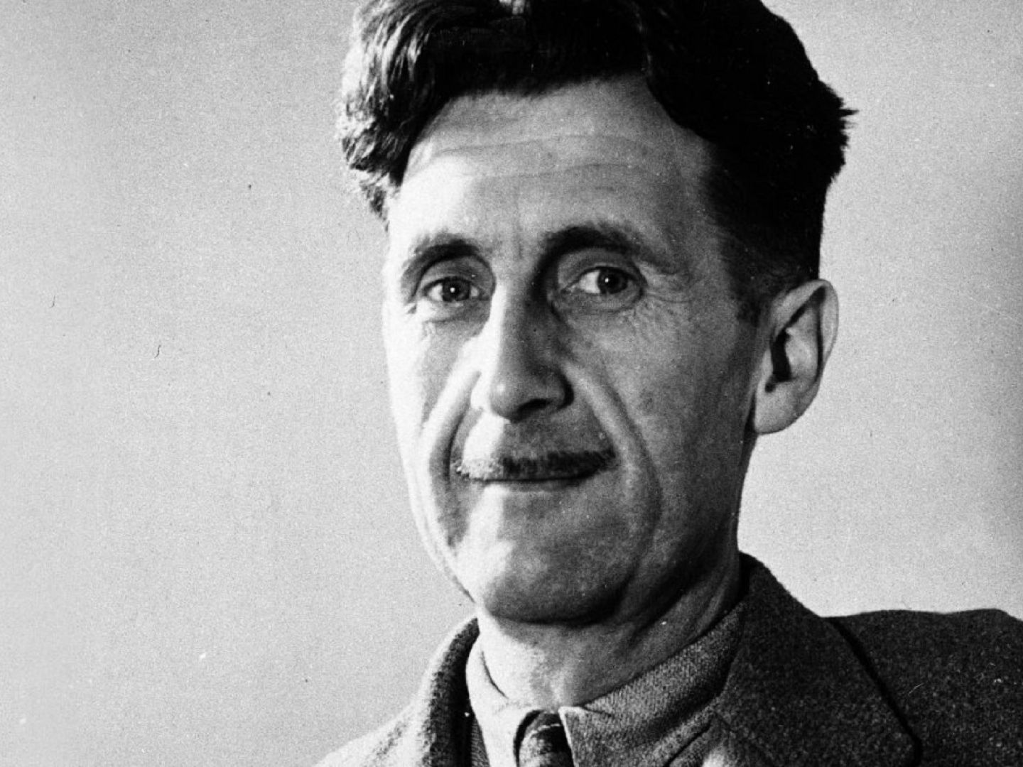 Ein Portraitfoto von George Orwell in schwarz/weiß