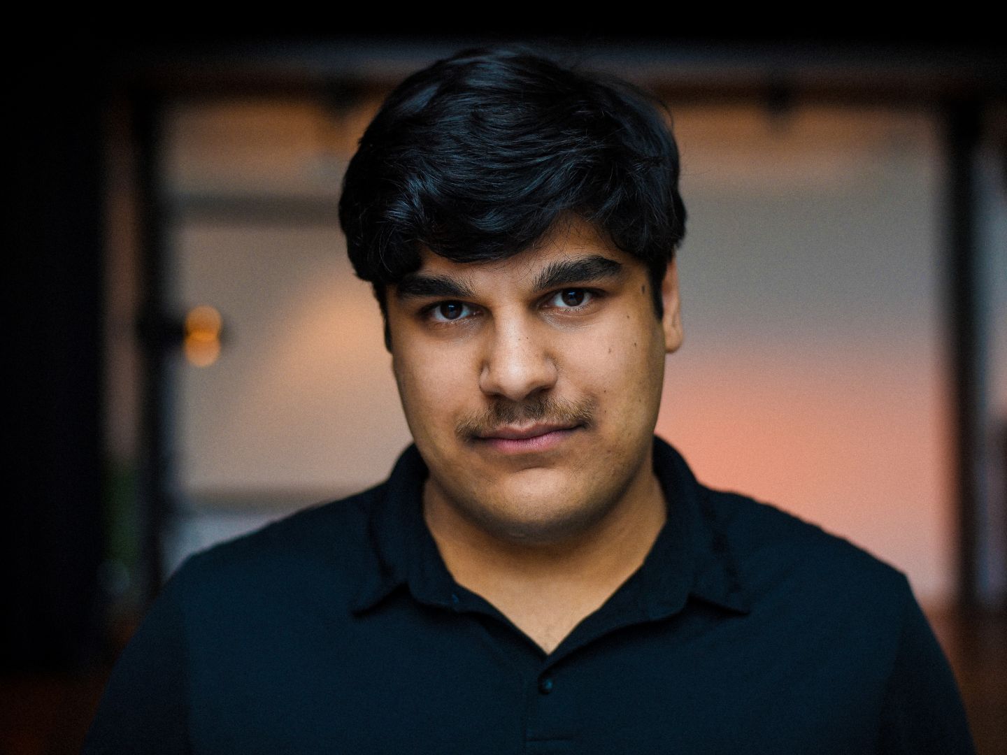 Das Foto zeigt ein Portrait von Julian Mahid Carly