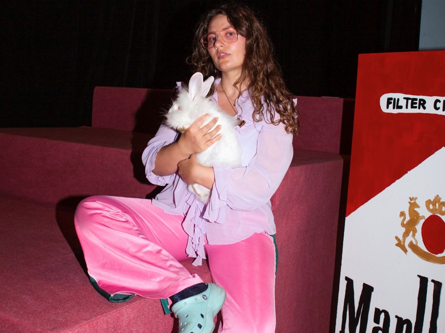 Im Foto ist Nathalie Schatz mit einem weißen Kaninchen im Arm zu sehen.