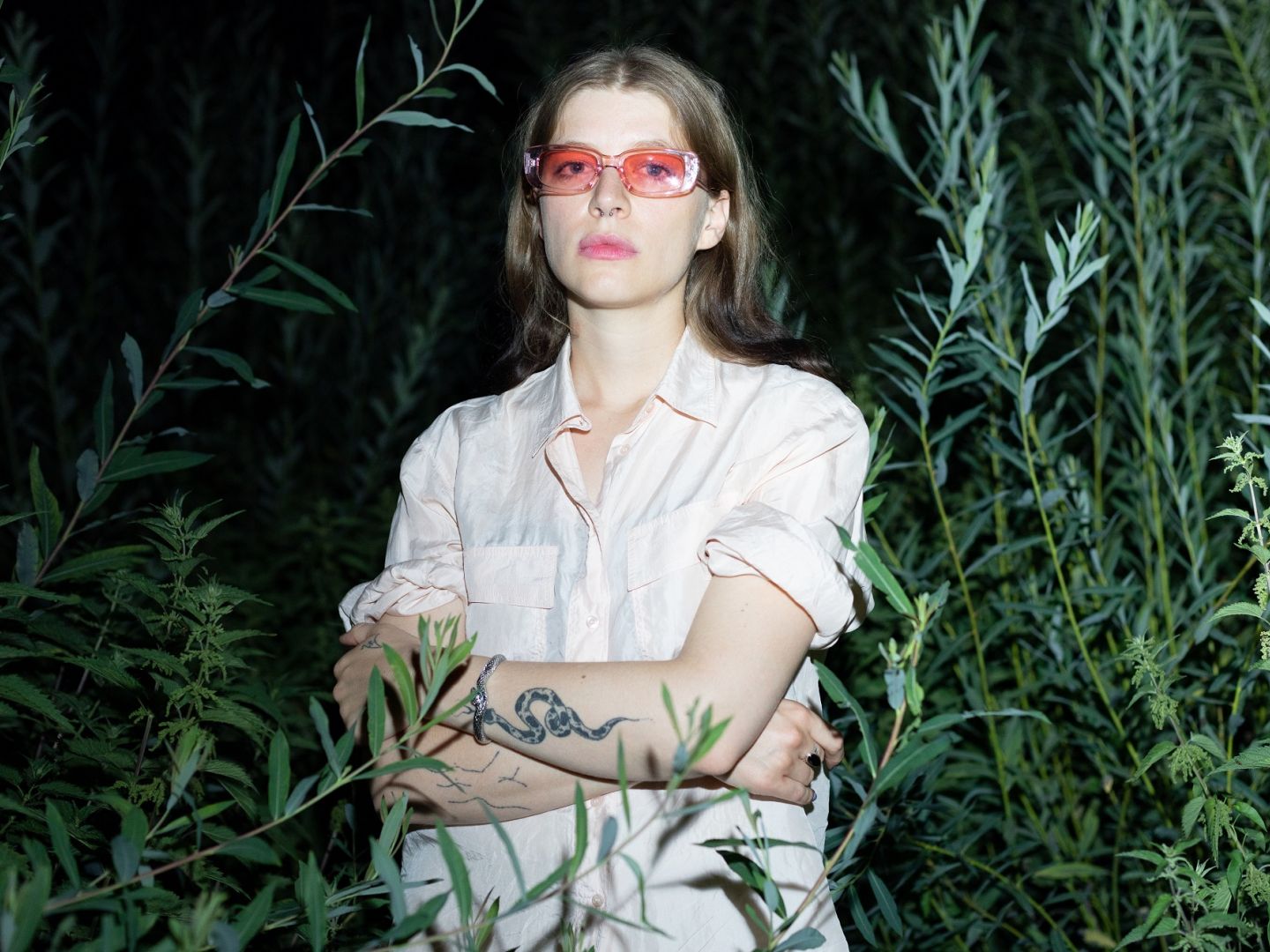 Svenja Viola Bungarten im Gebüsch mit Brille