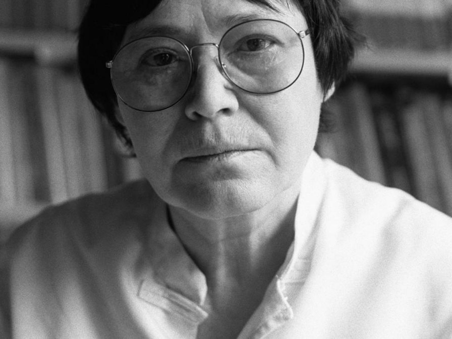 Ein Portrait von Agota Kristof in schwarz-weiß