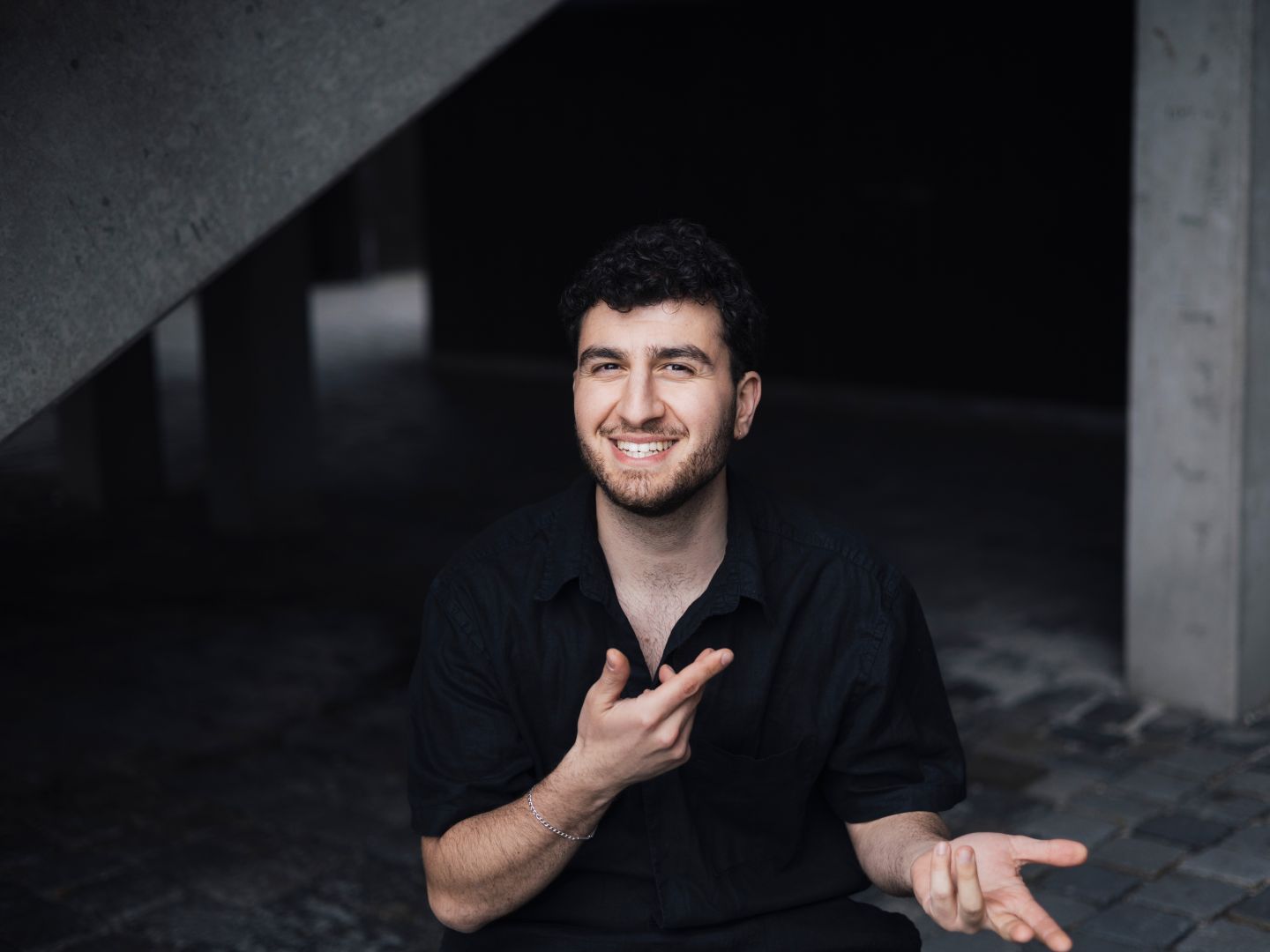 Ein Portraitfoto von Baran Sönmez
