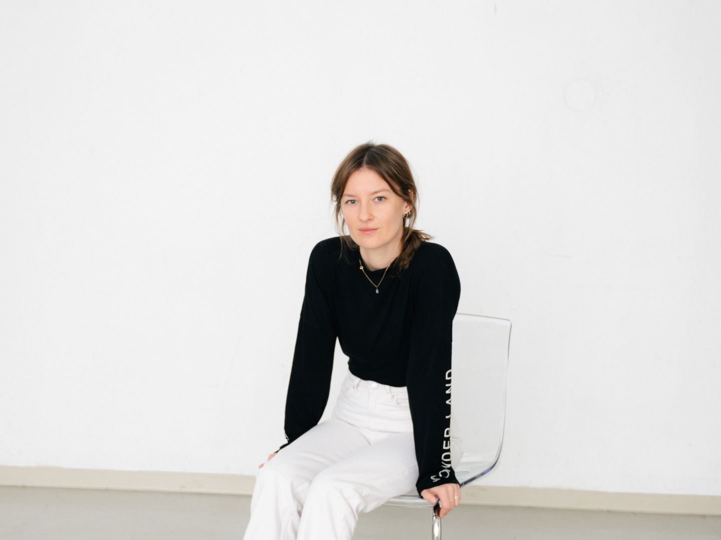 Ein Portraitfoto von Helene Payrhuber sitzend auf einem Stuhl.
