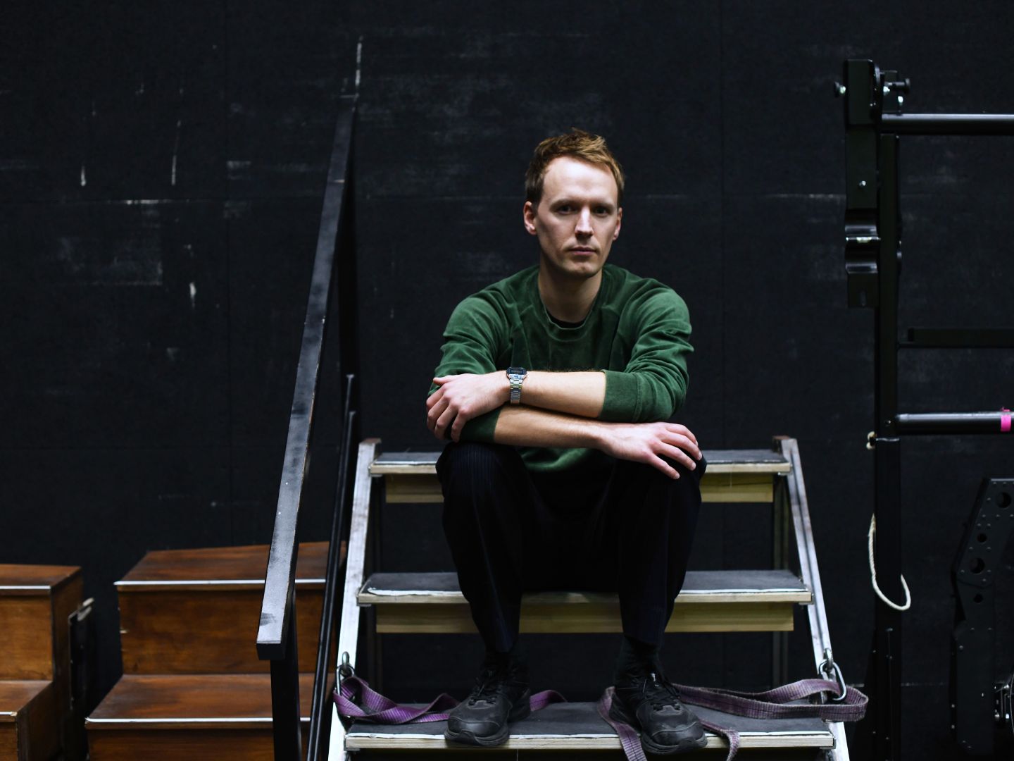 Steffen Link sitzend auf einer Treppe