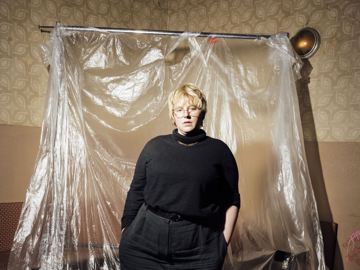 Ein Portraitfoto von Katharina Grosch vor einer Folie.