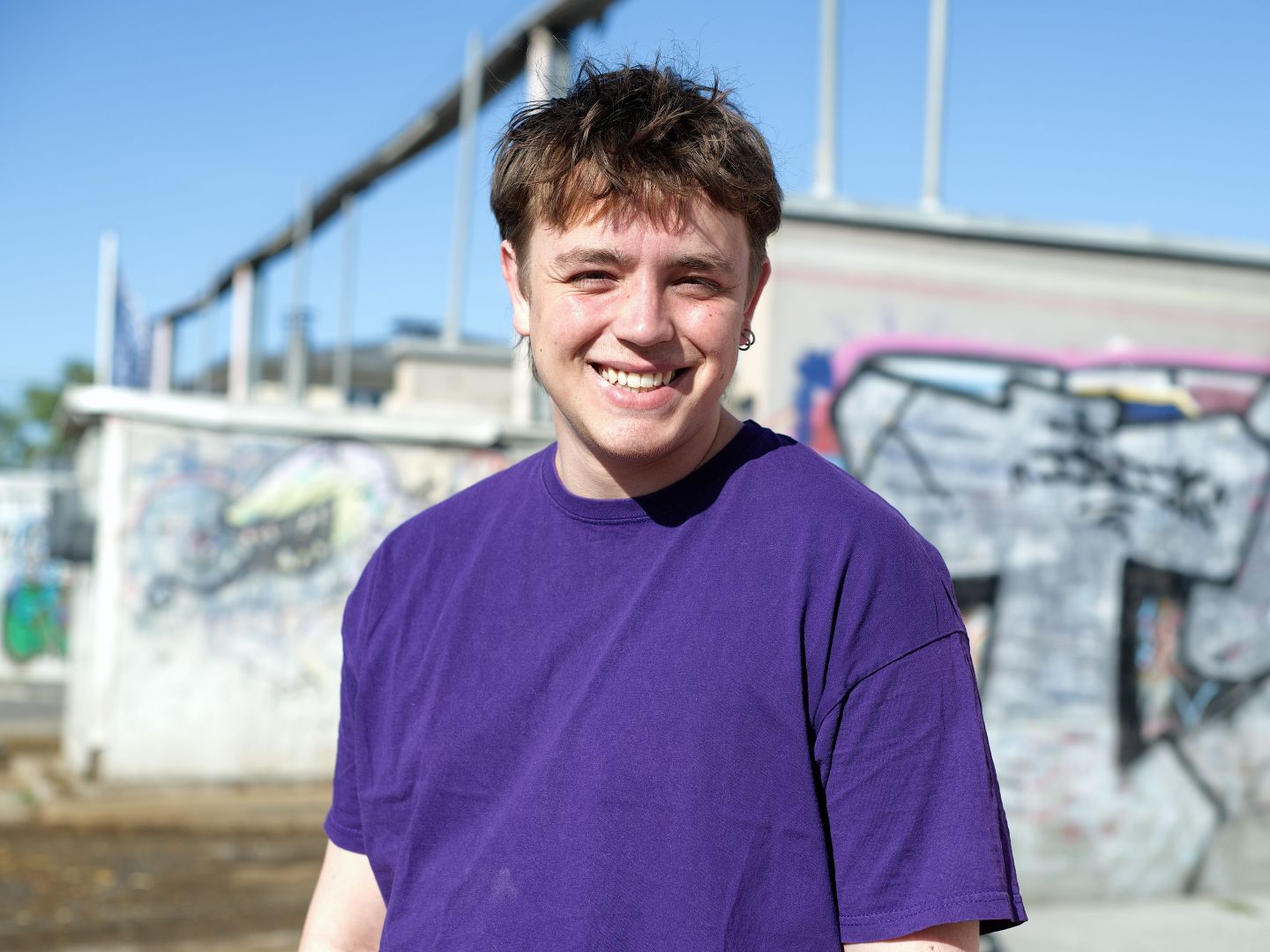 Portraitfoto von Lasse Stadelmann vor Grafitti