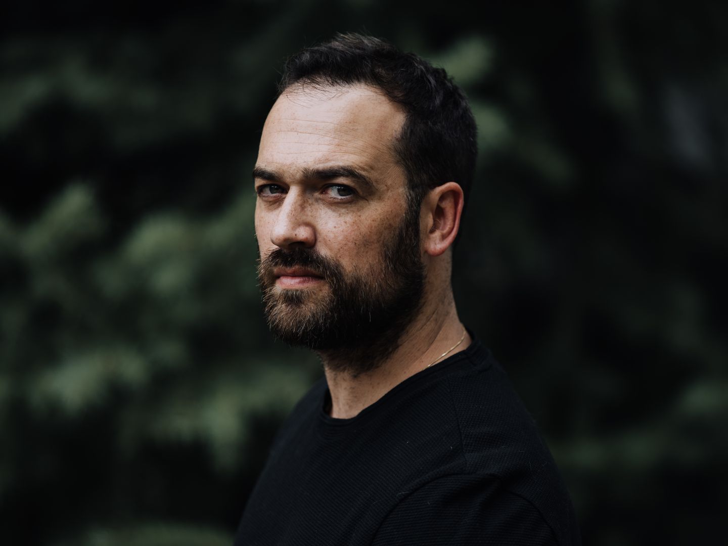 Ein Portraitfoto von Adrian Figueroa