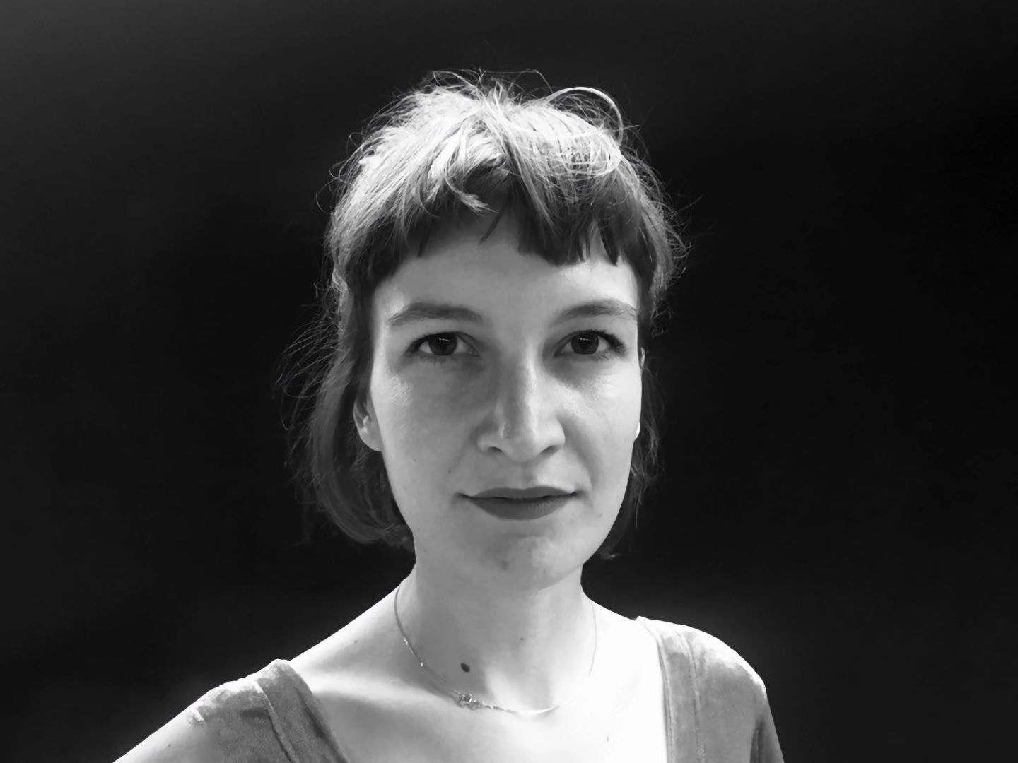 Ein schwarz-weiß Portraitfoto von Anna Armann.