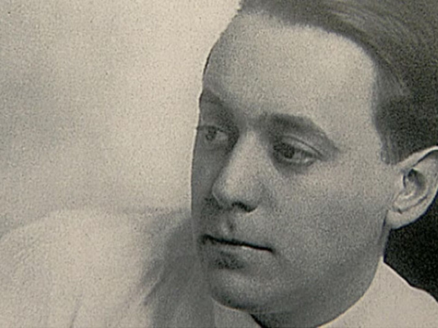 Portraitfoto von Ödön von Horváth in schwarz-weiß mit gelbem Unterton.