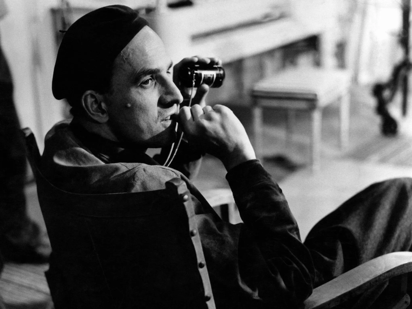 Schwarz-weiß Foto von Ingmar Bergman im Regiestuhl.