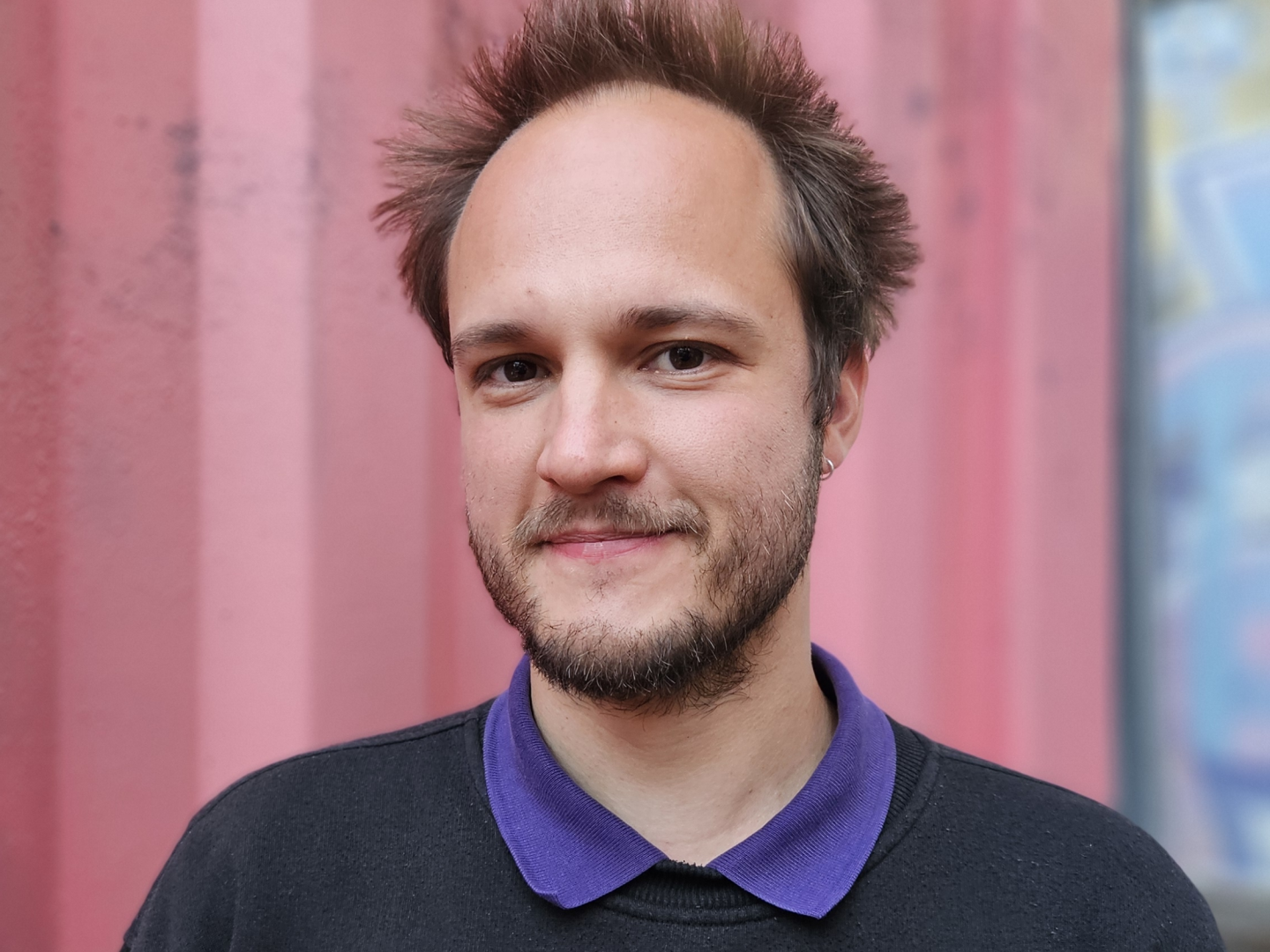 Lorenz Nolting vor pinkem Hintergrund