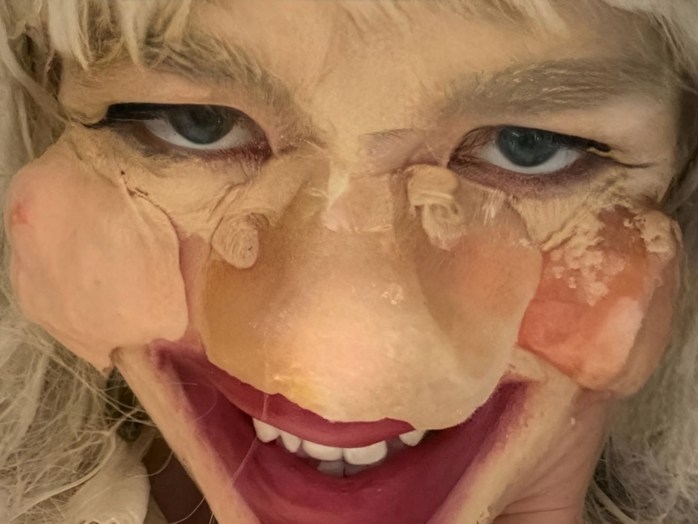 Selfie von Hanna Rode mit Silikonprothesen im Gesicht.
