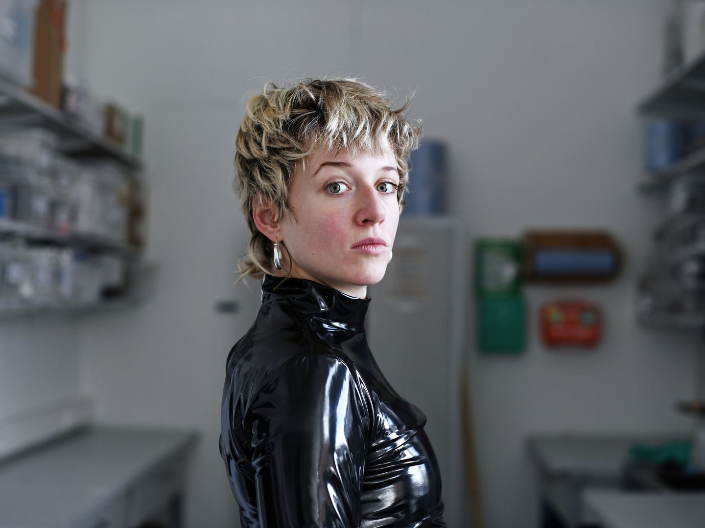 Henriette Nagel in einer Latexjacke im Gipsraum.
