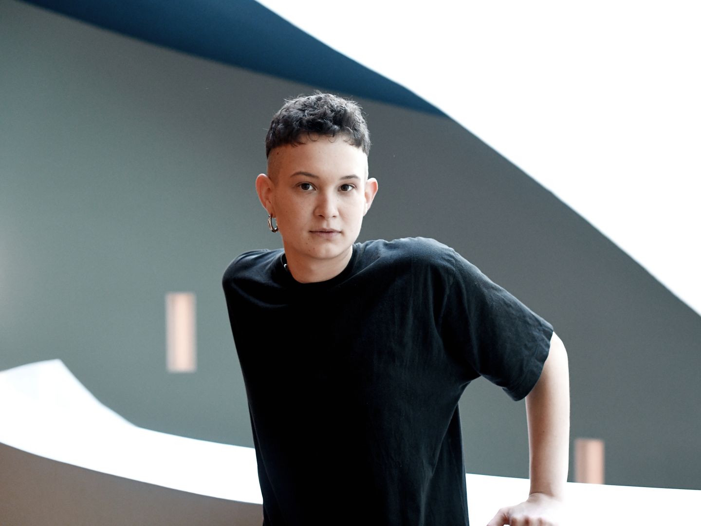 Ninsch Noé Stehlin an der Treppe des Foyers im Volkstheater.