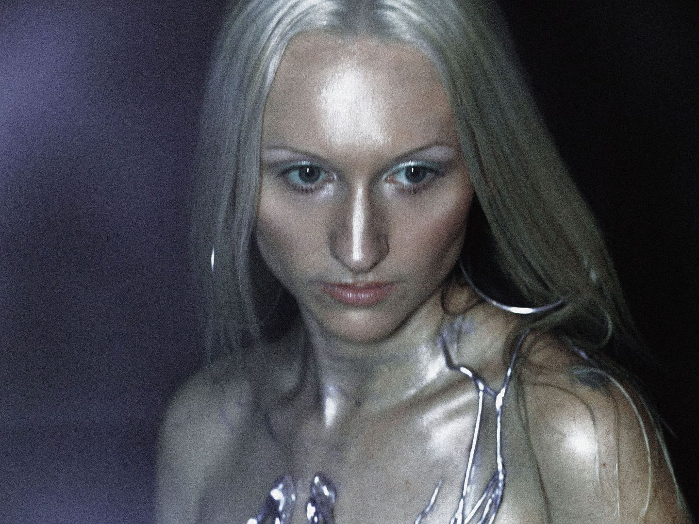 Portraitfoto von Niko Ursin in einem silbernen 3D-modellierten Top.