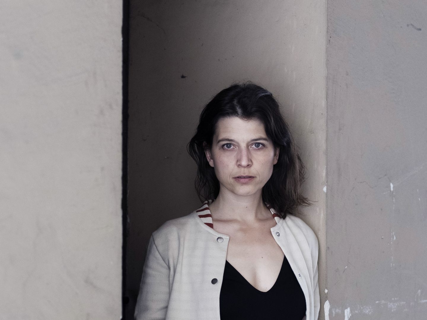 Portraitfoto von Jelena Nagorni zwischen zwei Betonwänden.
