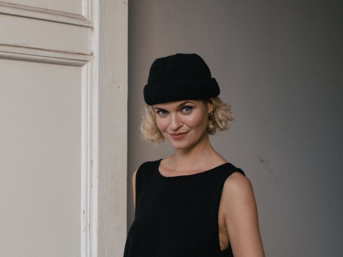Nora C. Schulte mit schwarzem Beanie.