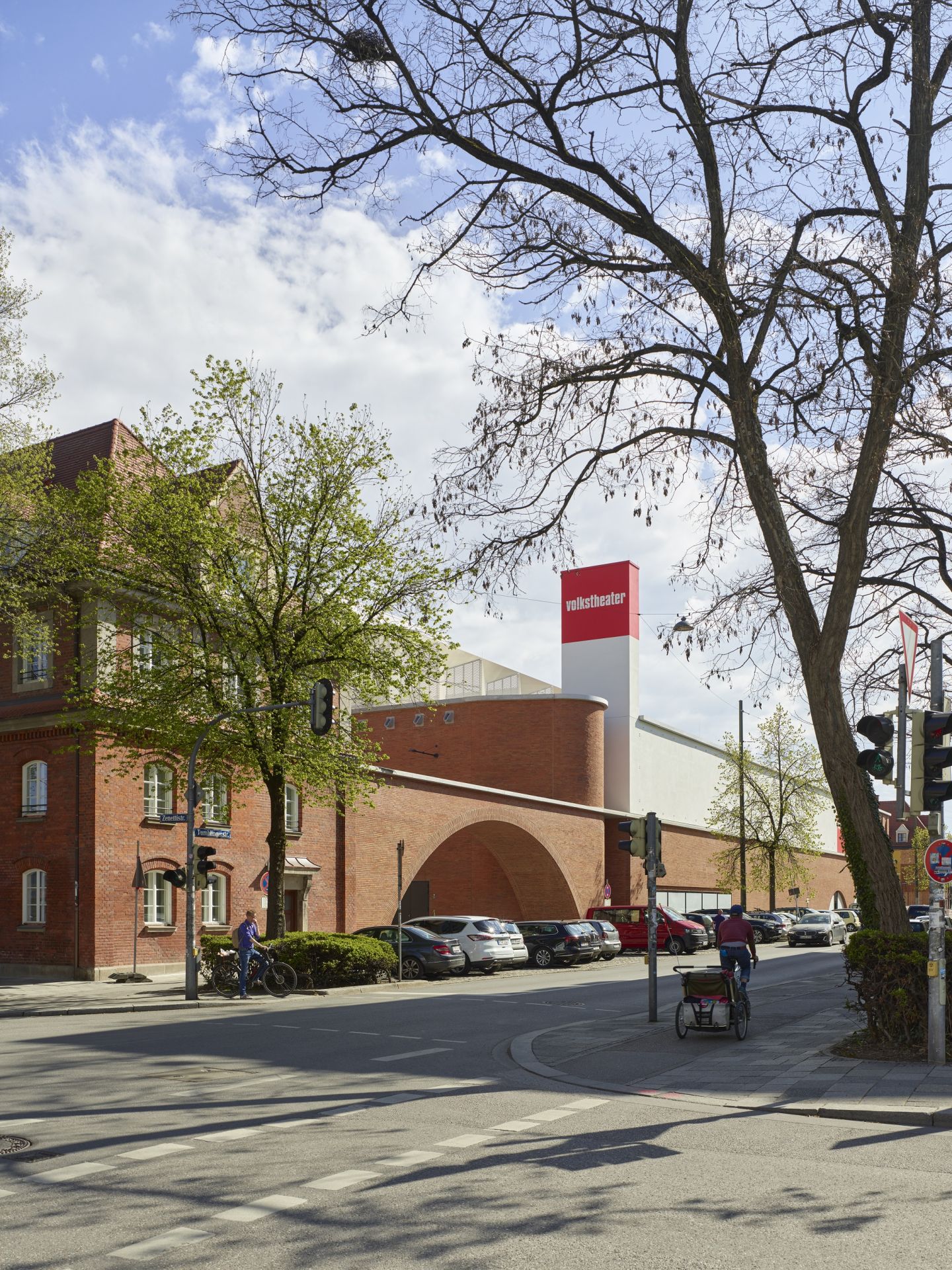 Münchner Volkstheater außen (c) Roland Halbe