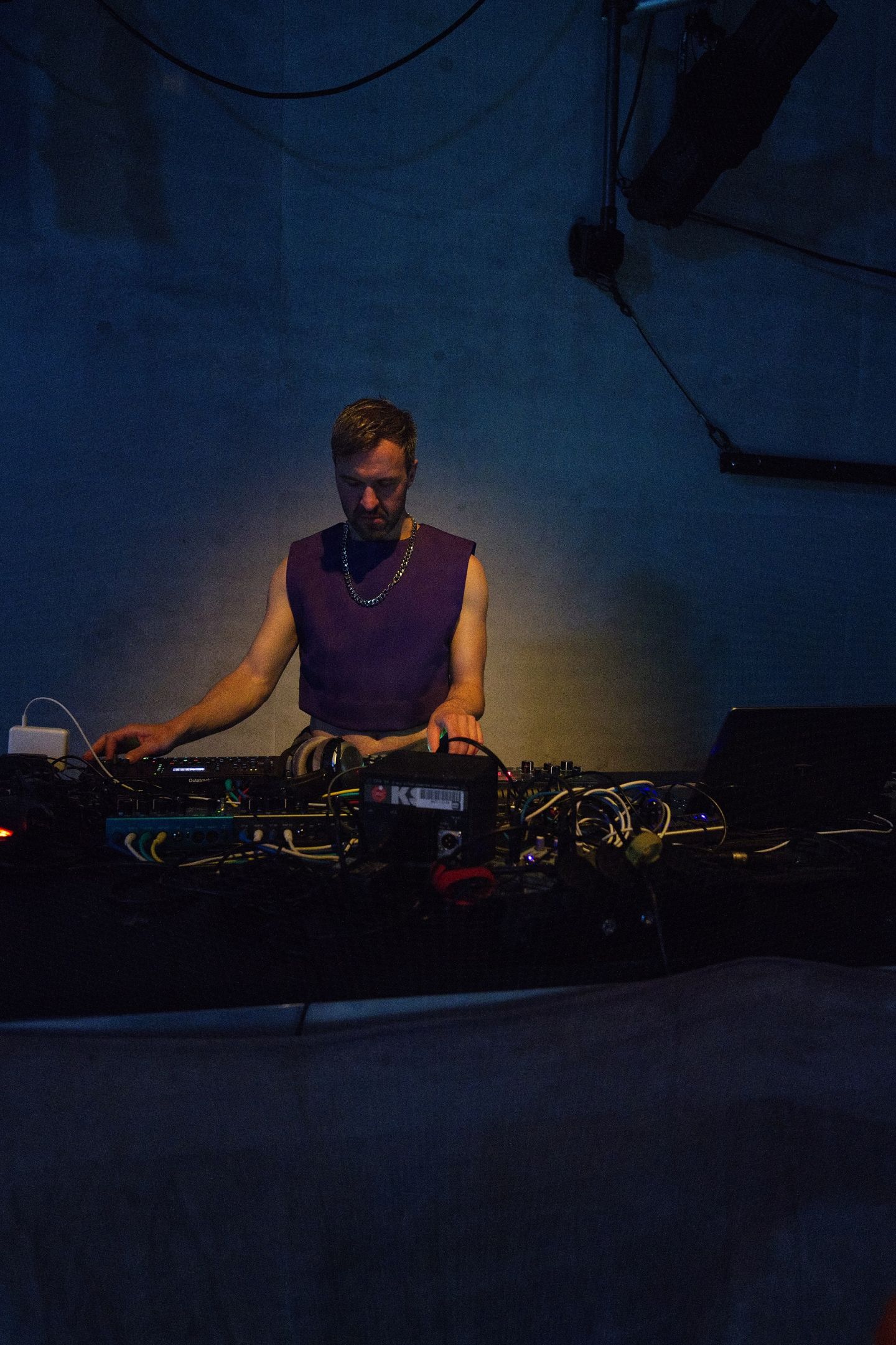 Das Bild zeigt einen Mann an einem DJ Pult.