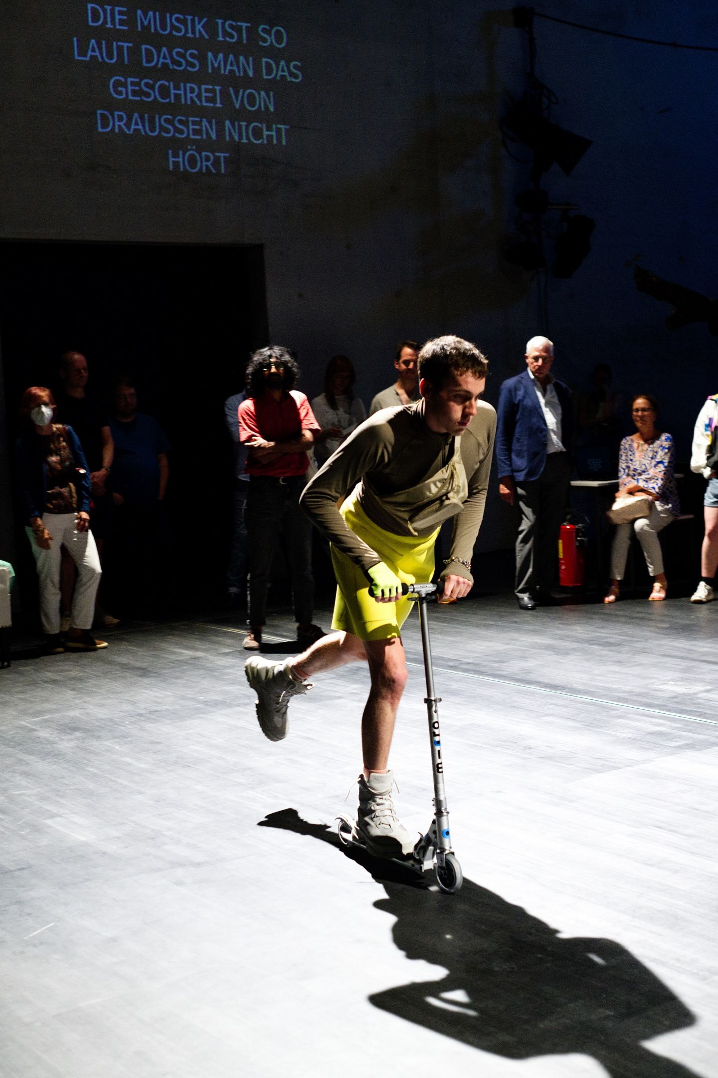 Das Bild zeigt einen Mann auf einem Roller.