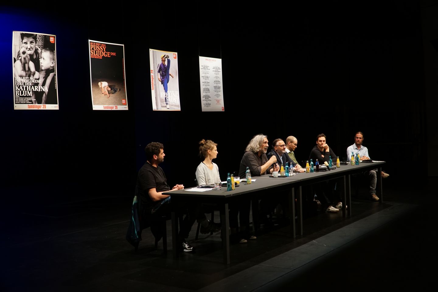 Ein Foto der Pressekonferenz, alle Beteiligten sitzen an einem langen Tisch vor Plakaten der neuen Spielzeit.