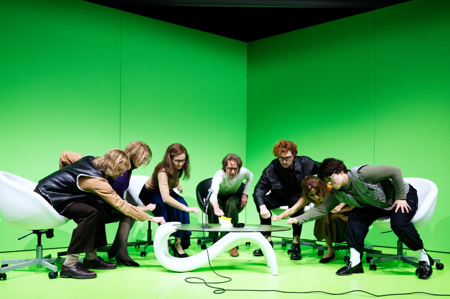 Das Bild zeigt das Ensemble vor einem grünen Hintergrund