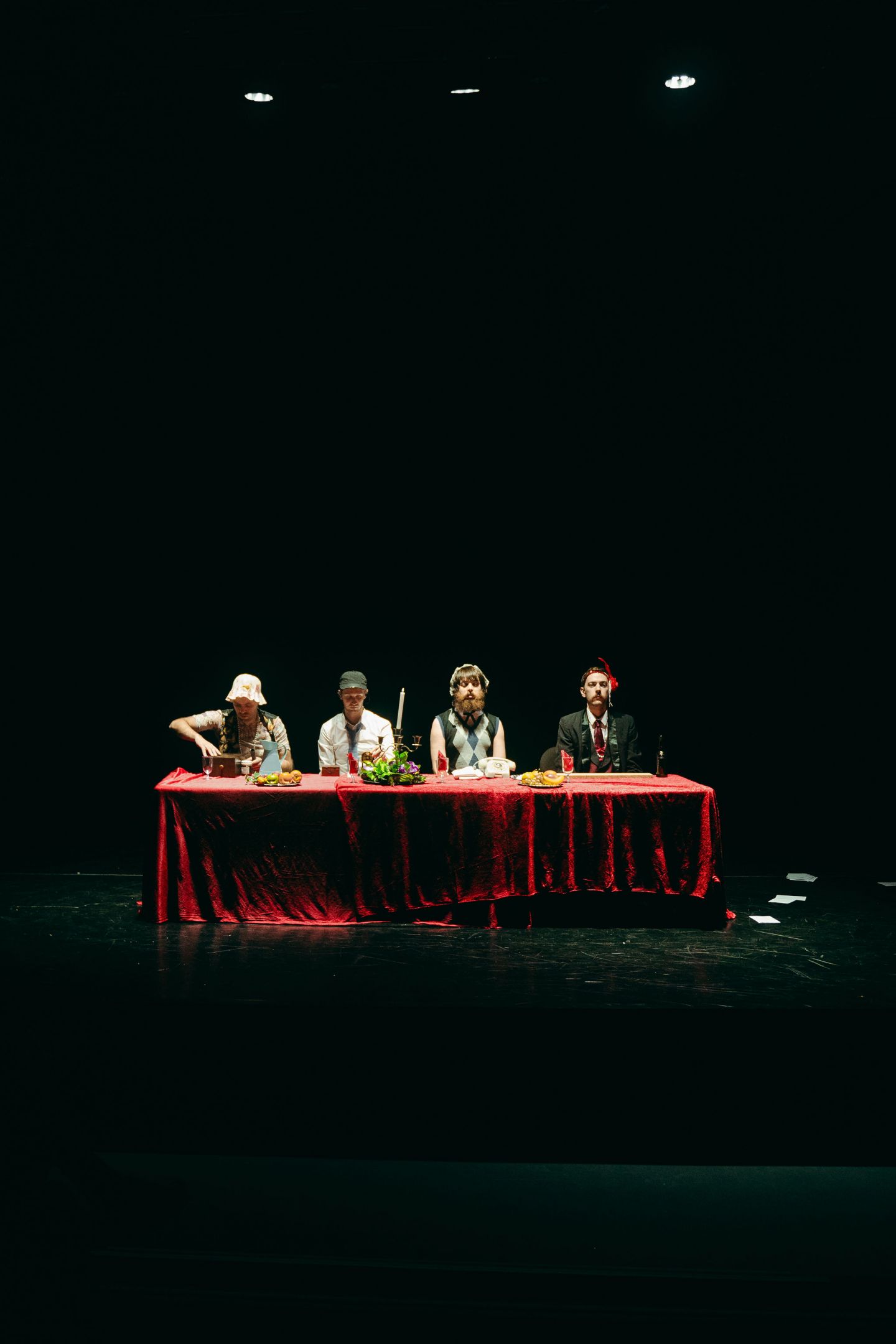 Current Resonance, bestehend aus vier Menschen sitzt an einem roten Tisch.