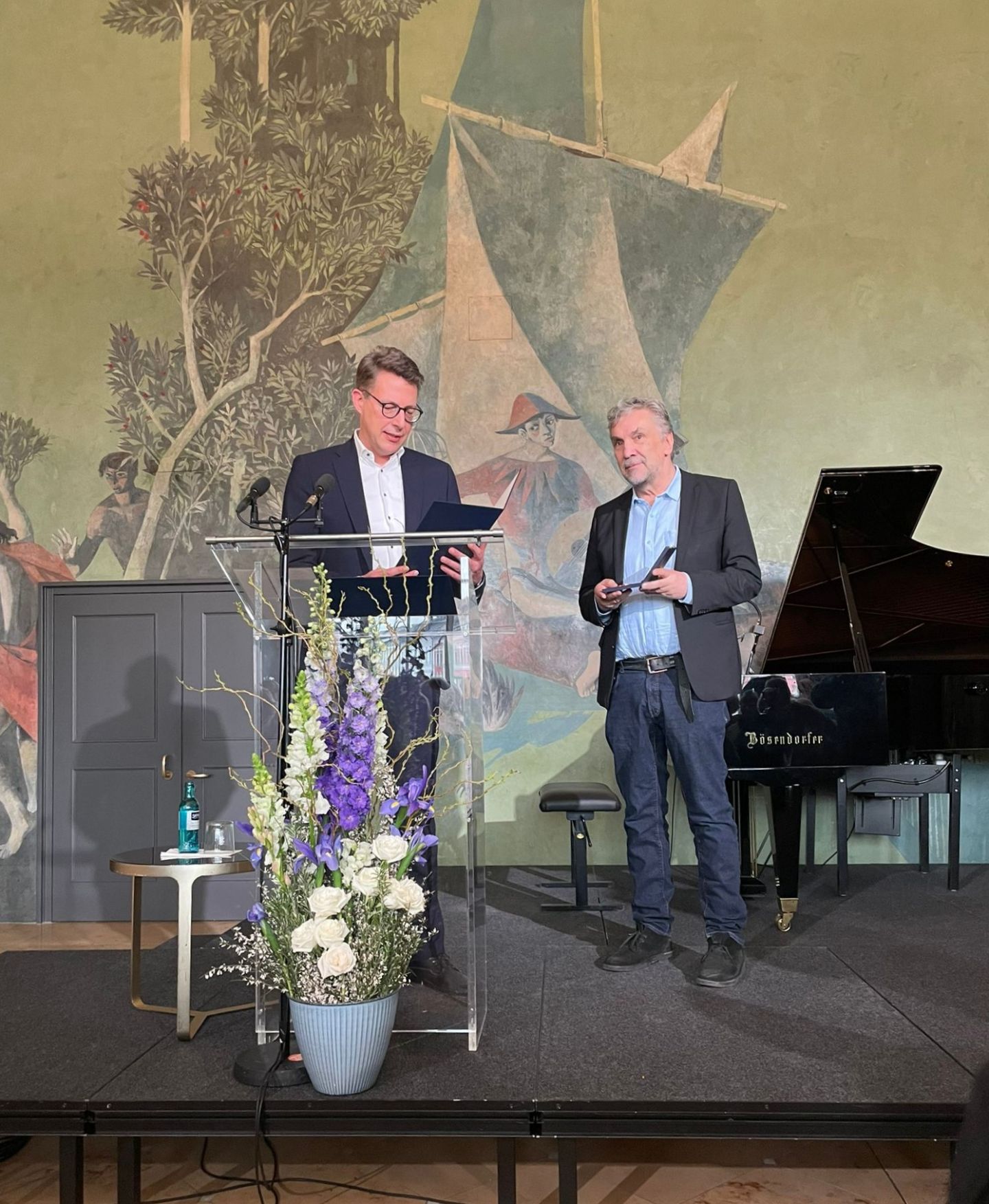 Markus Blume überreicht Christian Stückl das Bundesverdienstkreuz.