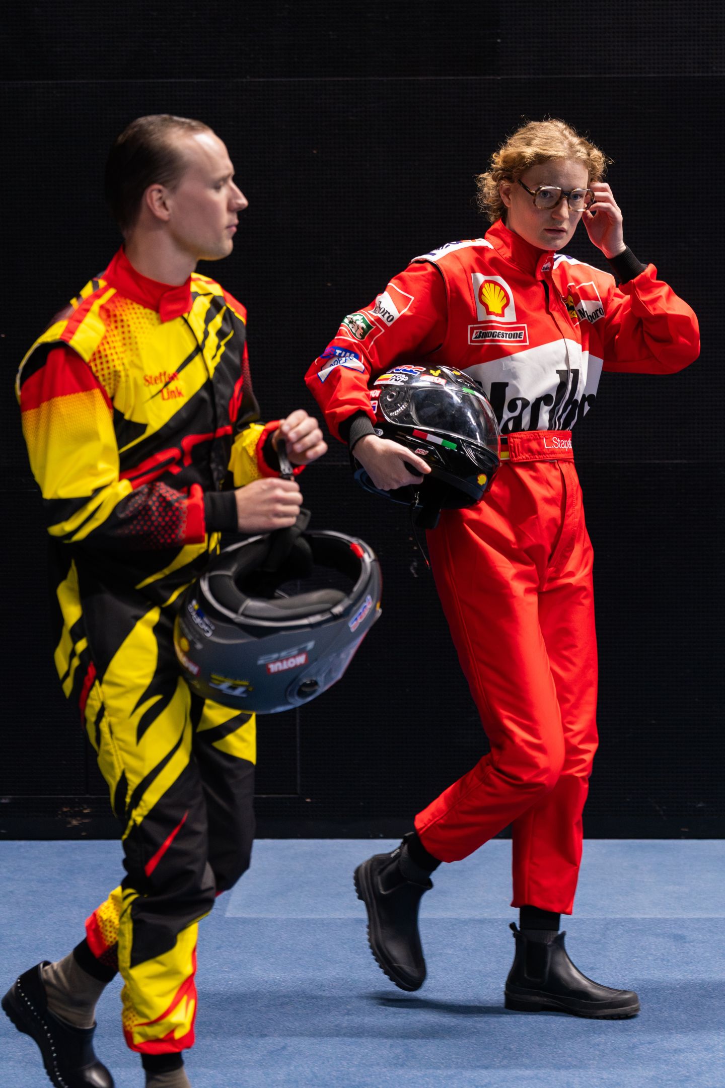 Die Rollen von Steffen Link und Liv Stapelfeldt laufen in Motorradkleidung nebeneinander.