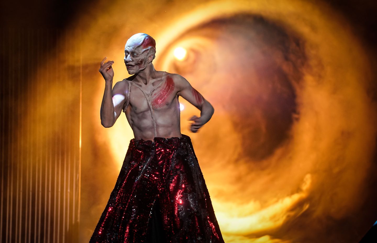Jawad Rajpoot in monströser Maske vor gelbem Nebel.