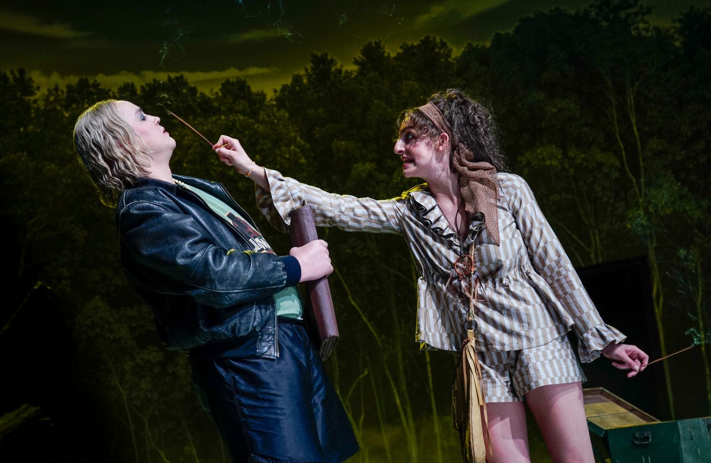 Marlene Markt hält Lasse Stadelmann ein Räucherstäbchen ins Gesicht. Er lehnt sich ausweichend nach hinten.