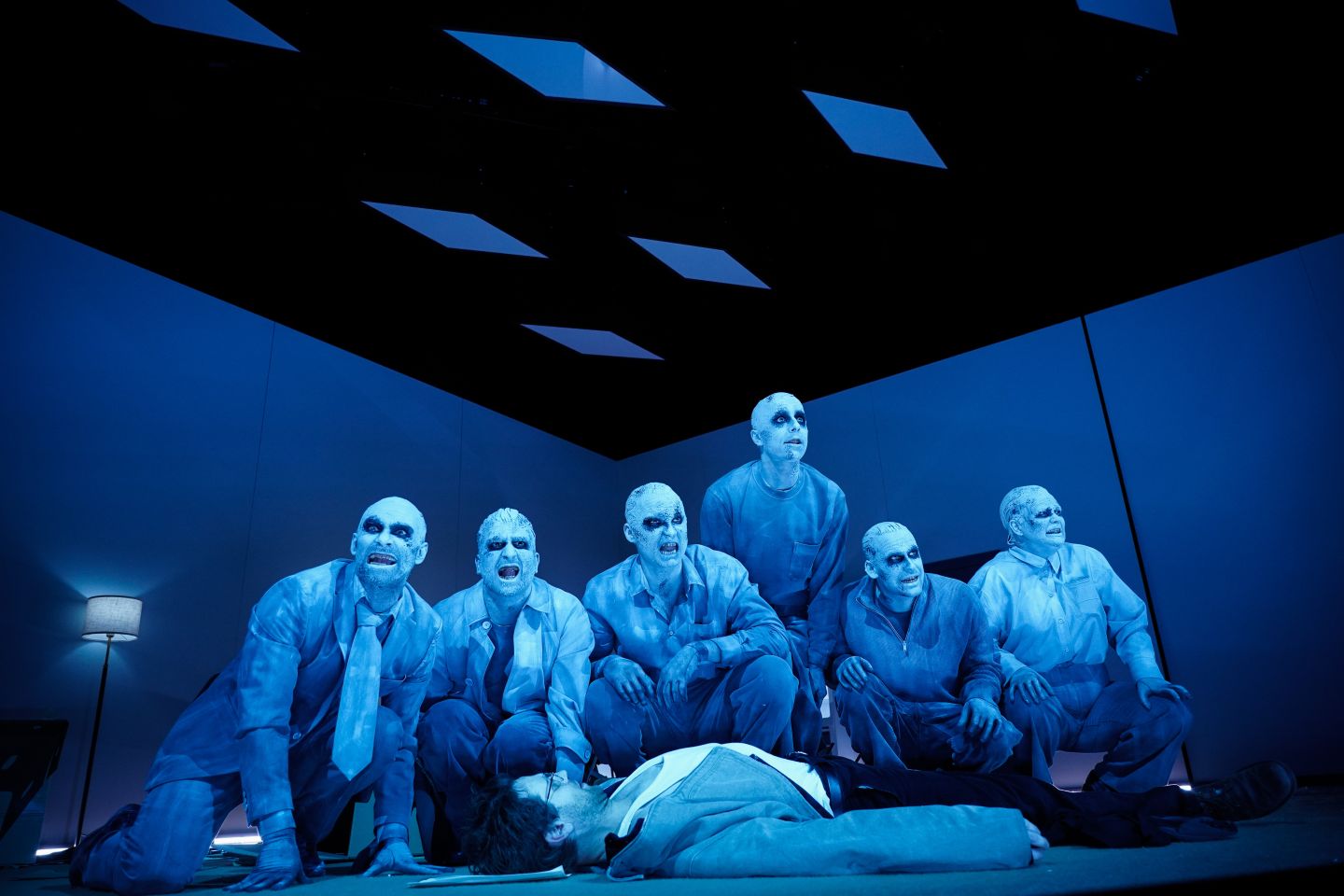 Die Krähen knien fauchend vor dem am Boden liegenden Vater (Silas Breiding).