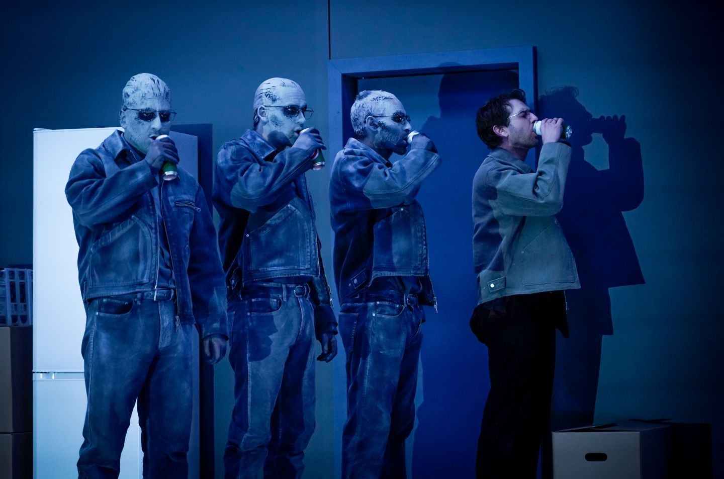 Baran Sönmez, Anton Nürnberg und Jonathan Müller als Krähen imitieren den Bier trinkenden Silas Breiding als Vater.