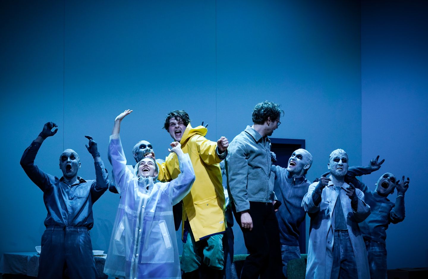 Das Ensemble von TRAUER IST DAS DING MIT FEDERN reißt jubelnd die Arme in die Luft.