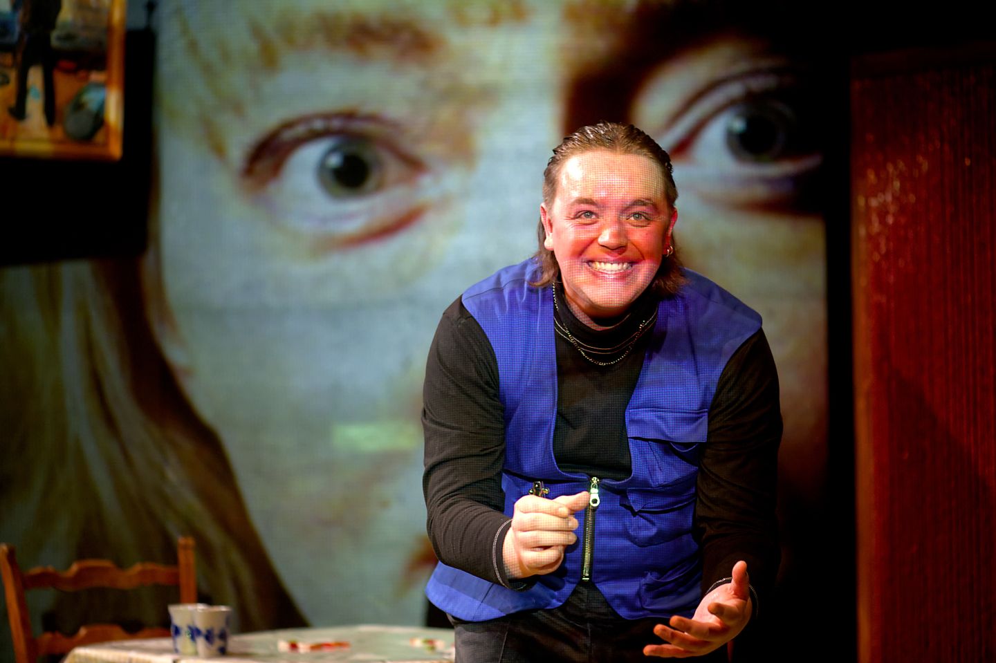 Ein Schauspieler lacht.